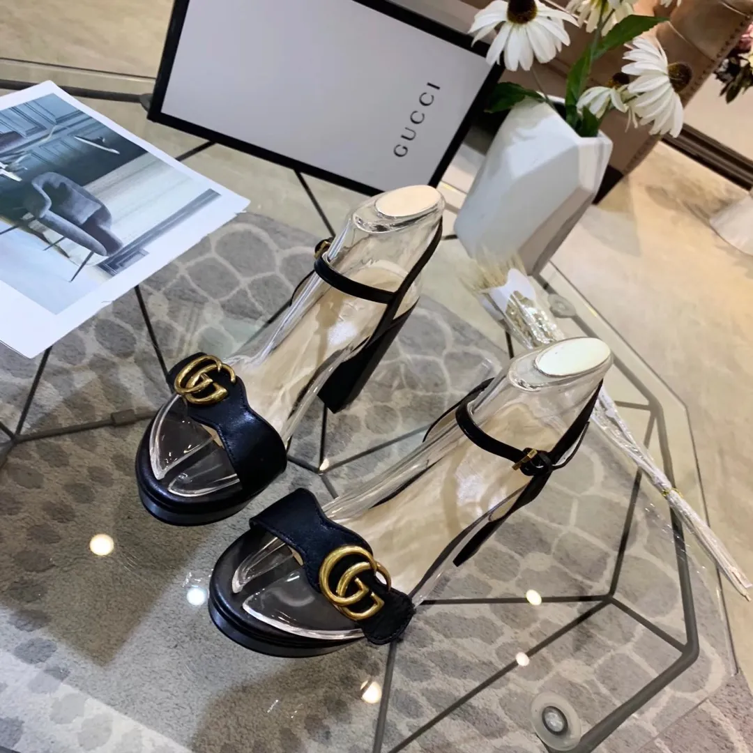 👟👟Ex-factory price 360👟👟 Gucci (GUCCI) official website 1:1 exquisite bronze buckle new summer one-line sandals. The workmanship is great and reassuring. The leather is shiny and tough. Comfortable and super comfortable to walk. It is recommended to meet the actual needs of the public and is easy to control. Fabric: first-layer cowhide. Lining/foot: sheepskin. Rubber outsole. Heel height: 10cm, waterproof platform 2.5cm. Color: gold, light gold, black, white, red. Size: 35-39 (sizes 34, 40, 41 need to be customized). Comes with receipt.
